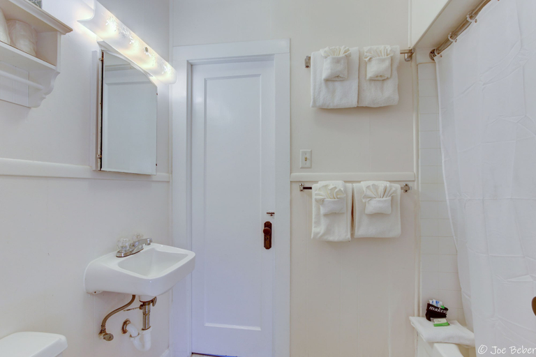 Bathroom 4, Gold-Inn Hot Springs, Garland