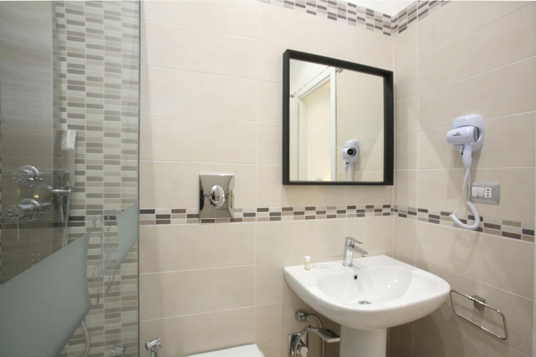 Bathroom 4, Hotel Vergilius Billia, Napoli