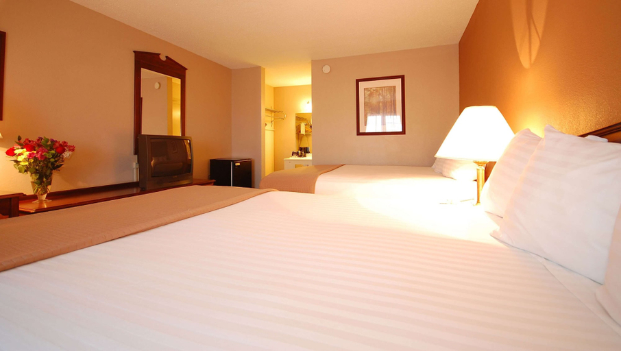 Bedroom 1, Magnuson Hotel Red Baron, Finney