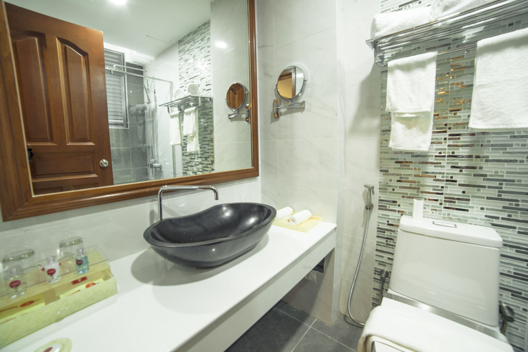 Bathroom 4, Paralian Hulhumale', Malé