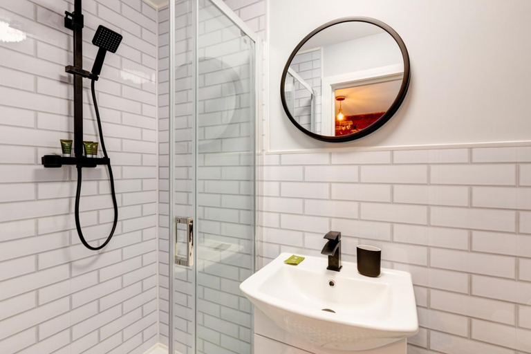 Bathroom 3, Bondgate Hotel East Midlands Airport, Leicestershire