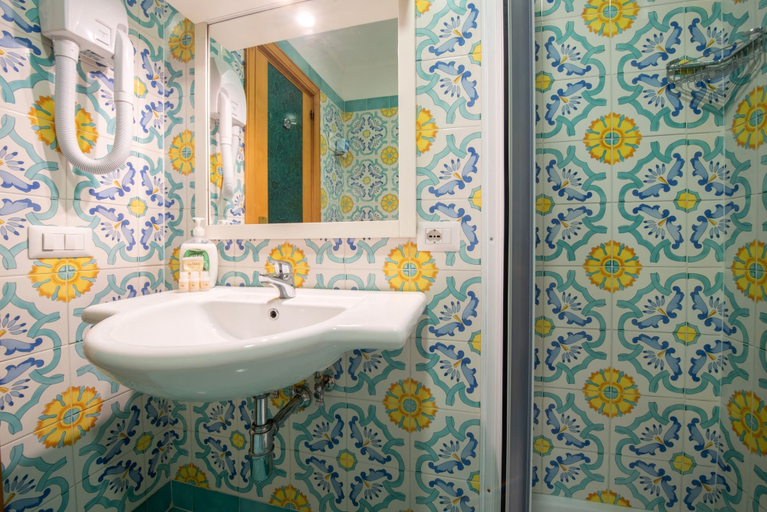 Bathroom 5, Hotel Ascot, Napoli