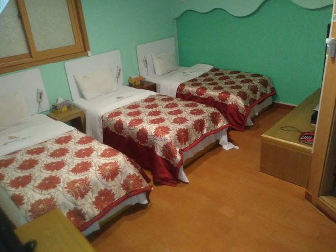 Bedroom 2, Golden Bee Motel, Gunsan