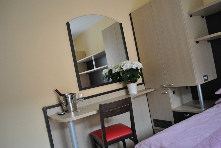 Bedroom 3, Hotel Roma, Trento