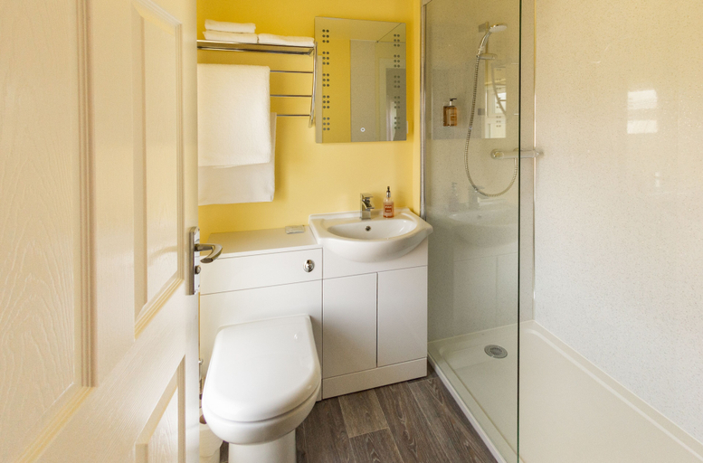 Bathroom 4, HK Rooms - Self Catering Serviced Rooms, Suffolk