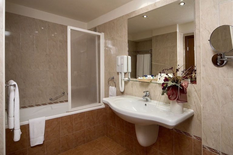 Bathroom 4, Forum Hotel, Stolichna