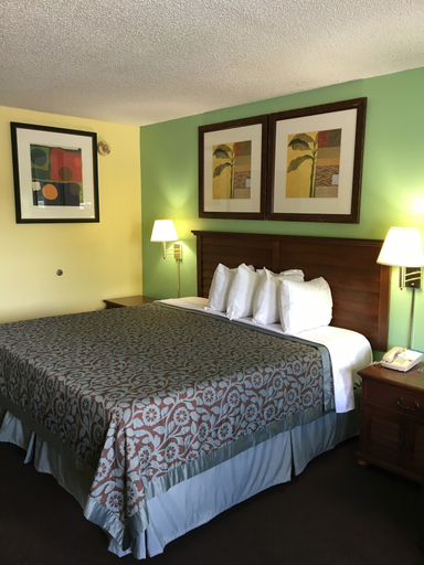 Bedroom 2, Days Inn by Wyndham Lamont/Monticello, Jefferson