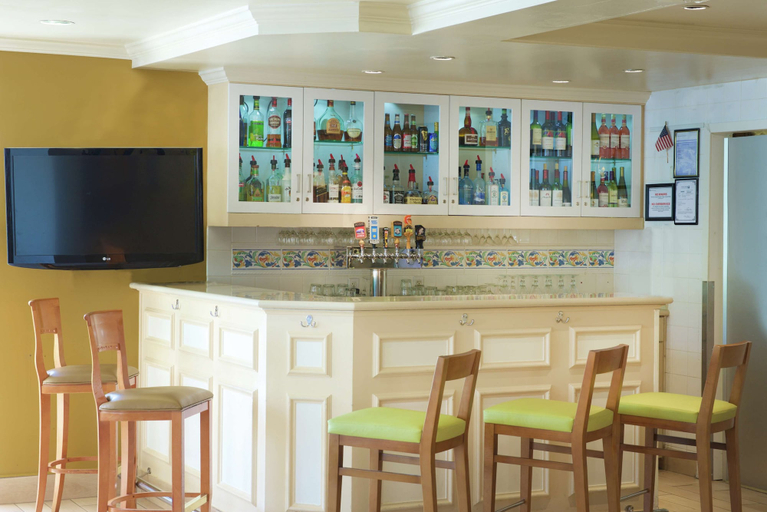 Food & Drinks 5, Hilton Garden Inn Seattle/Renton, King