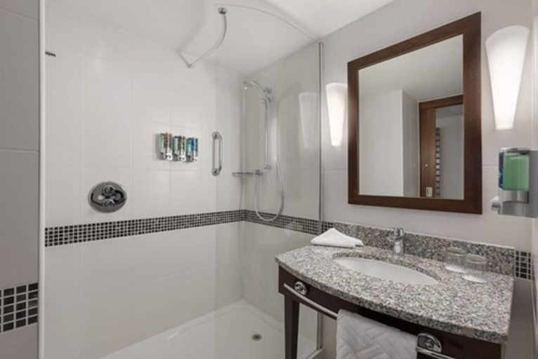 Bathroom 5, Hampton by Hilton London Luton Airport, Luton