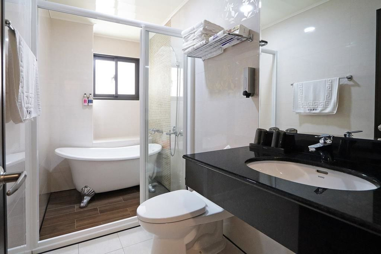 Bathroom 3, Penghu Little Apple B&B, Penghu