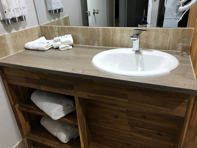 Bathroom 5, Highpoint International, Gladstone