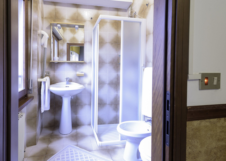 Bathroom 4, Hotel Doria, Trento