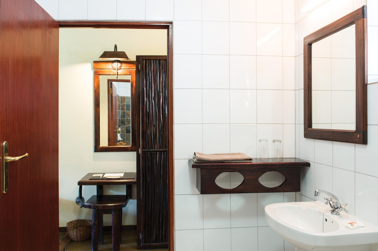 Bathroom 5, Hippo Hollow Country Estate, Ehlanzeni