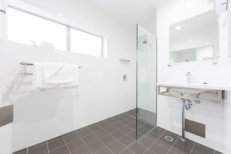Bathroom 5, Forrest Hotel and Apartments, Canberra