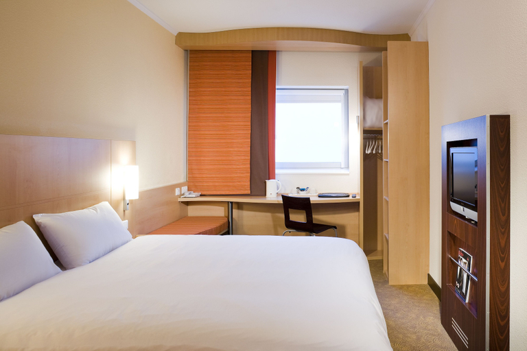 Bedroom 3, ibis London Wembley, London