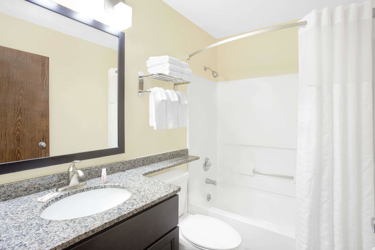 Bathroom 4, Baymont by Wyndham Holland, Ottawa