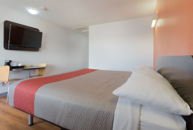 Bedroom 2, Motel 6 Fort Nelson, BC, Northern Rockies