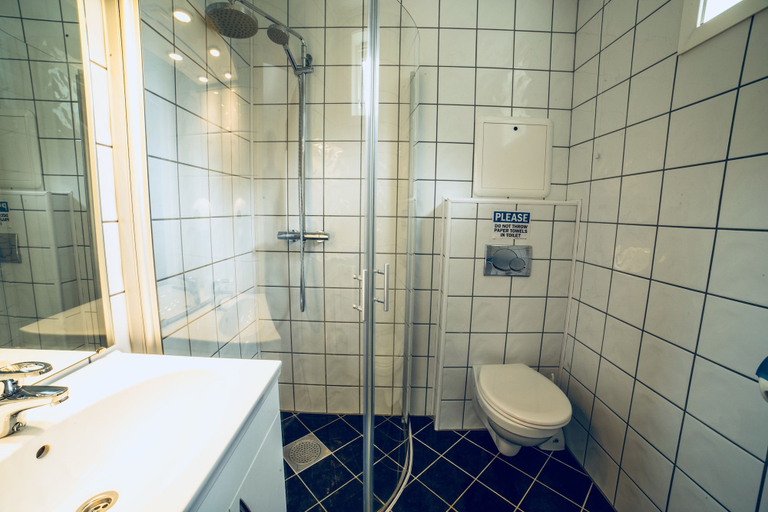 Bathroom 5, Gudvangen Budget Hotel, Aurland