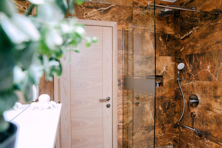 Bathroom 4, D & Sons Apartments