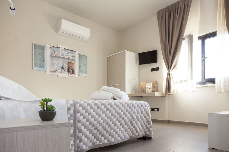 Bedroom 3, Riviera Hub, Savona