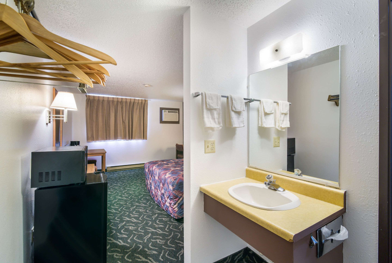Bathroom 4, The Roosevelt Hotel, Wibaux