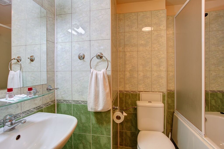 Bathroom 5, Central Plaza Hotel, Stolichna