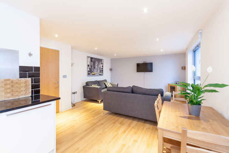 Others 3, Modern Two Bedroom Apartment, Edinburgh