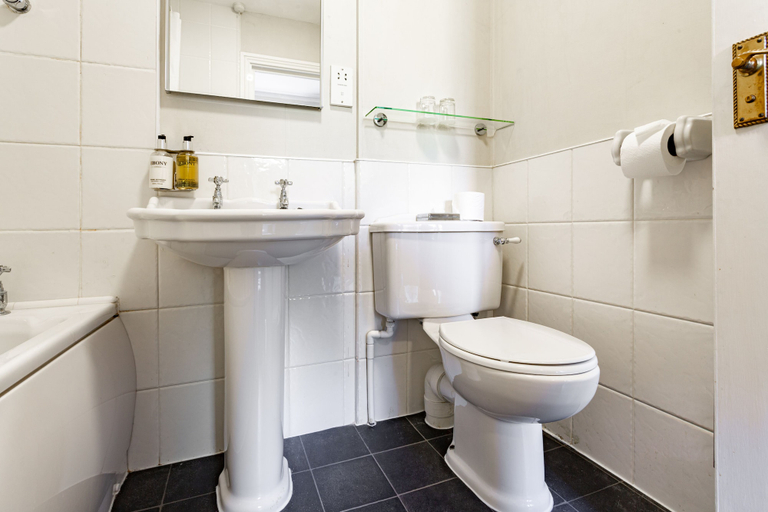 Bathroom 4, Woodland Manor Hotel, Bedfordshire