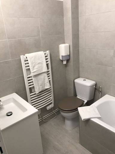 Bathroom 4, Hôtel de la Bonnheure, Loir-et-Cher