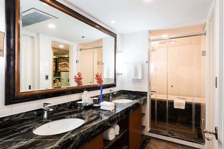 Bathroom 4, JPark Island Resort & Waterpark, Lapu-Lapu City