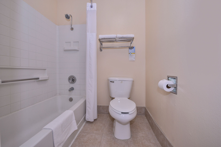 Bathroom 4, Quality Inn Lake Elsinore I-15, Riverside