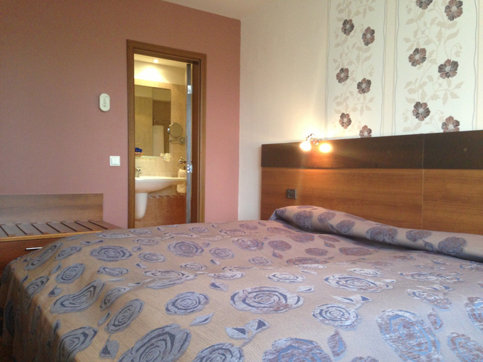 Bedroom 3, Forum Hotel, Stolichna