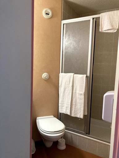 Bathroom 3, Brit Hotel Essentiel Moulins Avermes, Allier