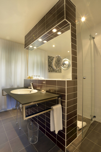 Bathroom 4, The Ambassador, Genève