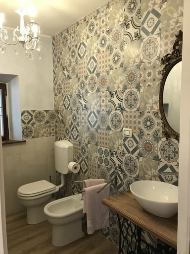 Bathroom 5, Tra i Campi Di Papaveri, Parma