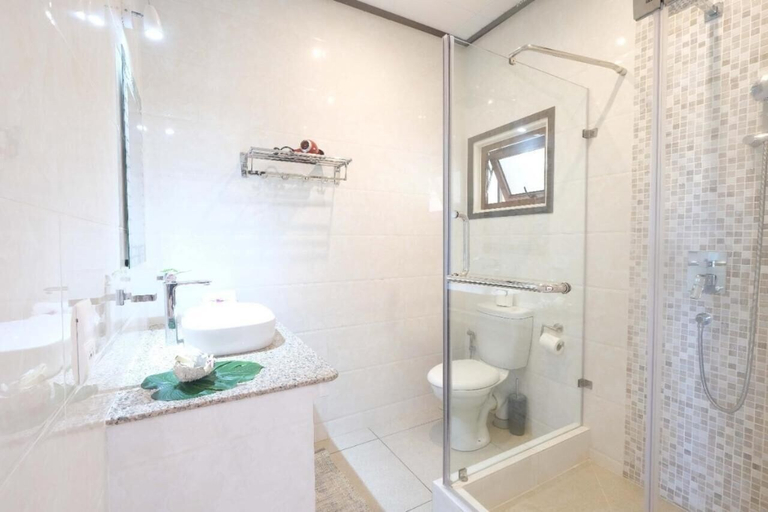 Bathroom 4, Hyde-Tide Apartments