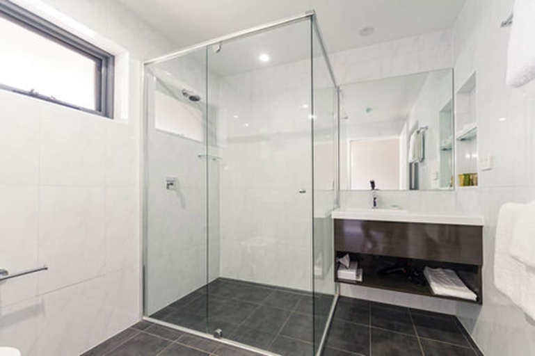 Bathroom 5, Club Cowra Motel, Cowra
