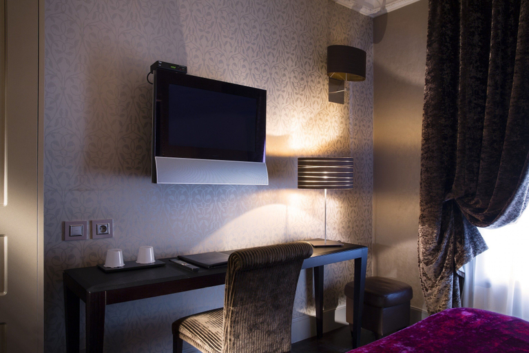 Bedroom 2, Ares Eiffel, Paris