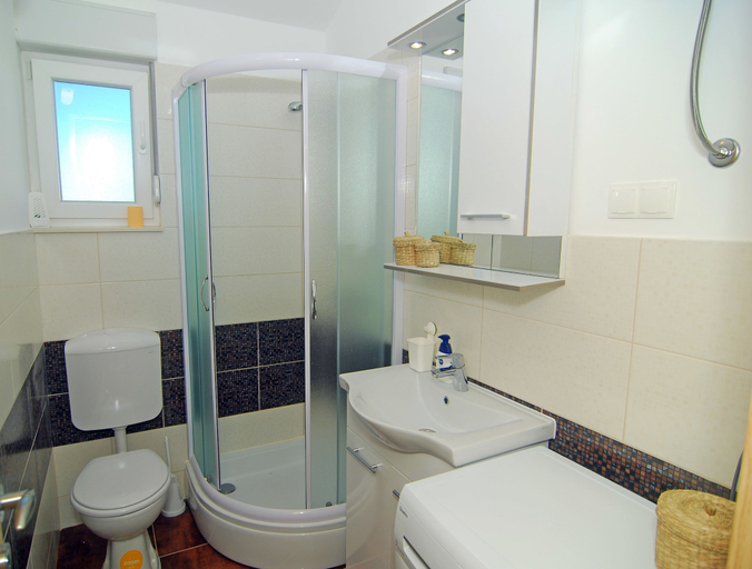 Bathroom, Apartment Flynn, Okrug