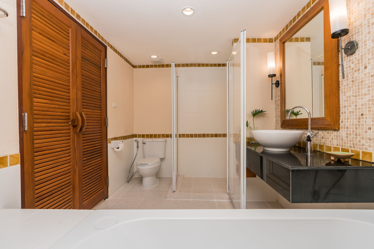 Bathroom 5, Naithonburi Beach Resort, Phuket Island