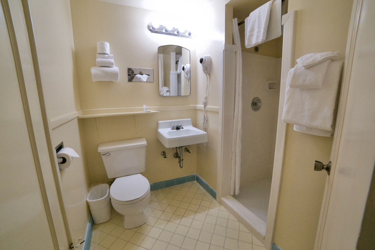 Bathroom 3, Parry Lodge, Kane