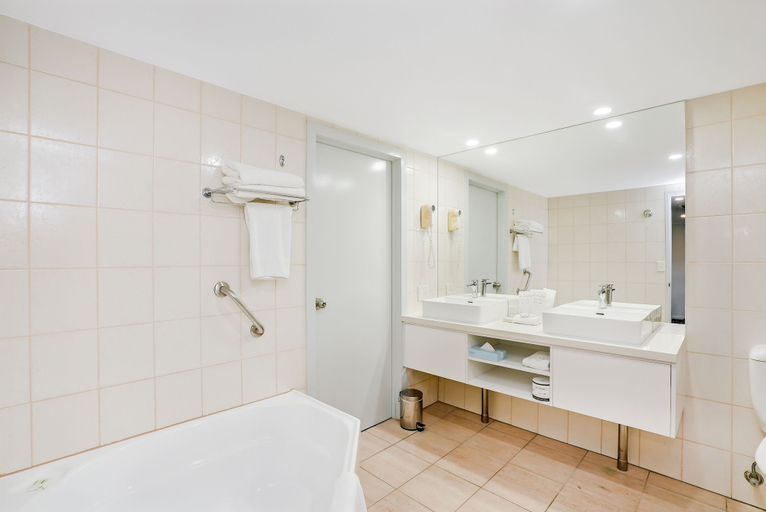 Bathroom 5, Cairns Sheridan Hotel, Cairns