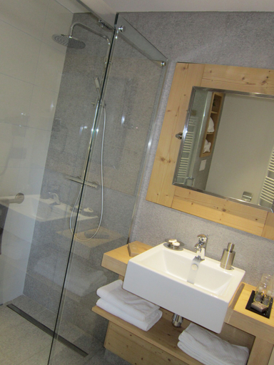 Bathroom 4, Hôtel Le Gai Soleil, Haute-Savoie