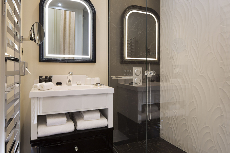 Bathroom 5, Hotel Le Narcisse Blanc & Spa, Paris