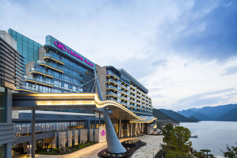 Exterior & Views
