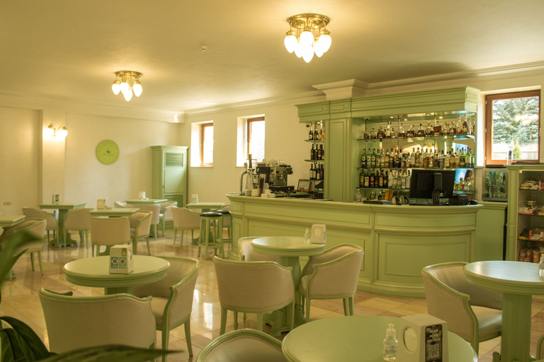 Food & Drinks 5, Hotel Russia
