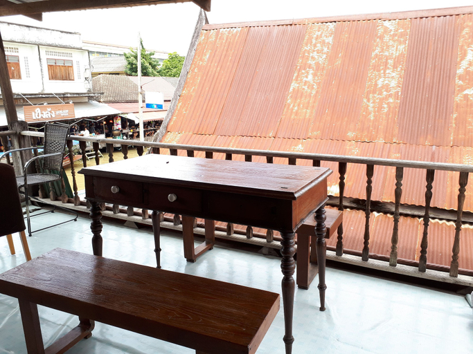 Others 4, Baan Khunyaichuea, Amphawa