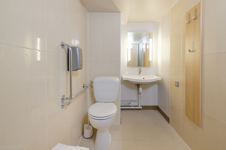 Bathroom 3, B&B Hotel Lens Noyelles-Godault, Pas-de-Calais