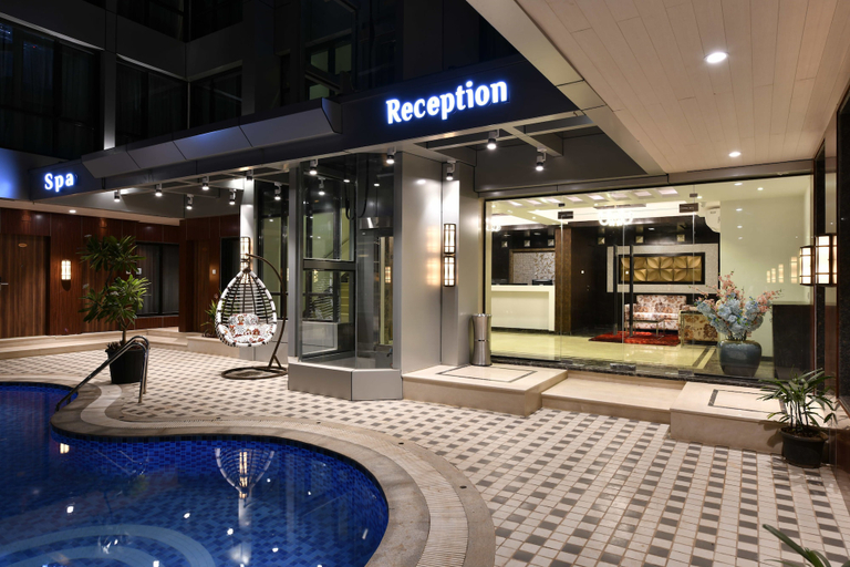 Exterior & Views