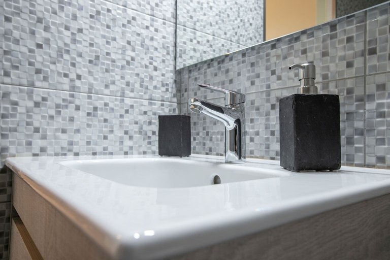 Bathroom 3, Luxurious 5 bedroom-3 bathroom Apartment 2- Athens, Attica